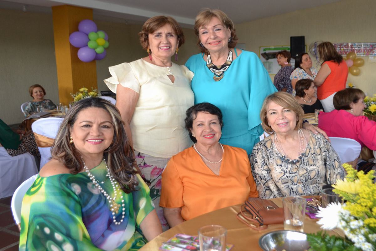 Ligia de Blanco, Rosa de García, Esneda de Valencia, la cumpleañera y Fanny de Ortiz.